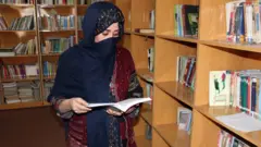 بسیاری نگران هستند که طالبان بار دیگر حق تحصیل زنان را بگیرد