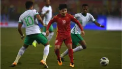 Quang Hải tiếp tục bị theo kèm chặt trong trận đấu gặp Saudia Arabia ngày 16/11