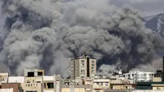 பிப்ரவரி 28, 2026 அன்று அமெரிக்க, இஸ்ரேலிய தாக்குதலின்போது, ​​மத்திய தெஹ்ரானில் ஏற்பட்ட வெடிப்பு