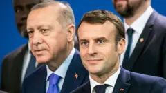 ماكرون وإردوغان خلال قمة برلين حول ليبيا مطلع العام الحالي