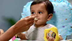 শিশুর বয়স ছয় মাস হওয়ার পর মায়ের বুকের দুধের পাশাপাশি বাড়তি খাবার দেয়ার পরামর্শ দেন পুষ্টিবিদরা। কিন্তু কীভাবে বুঝবেন শিশুর অতিরিক্ত খাবার দরকার?