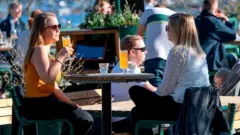 সুইডিশরা নিজেরা সামাজিক দূরত্ব মানলেও শীত শেষ হওয়ার পর রৌদ্রজ্জল আবহাওয়ায় তারা ঘর থেকে বের হয়ে আসছে