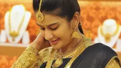 బంగారం ఆభరణాలు ధరించిన మహిళ