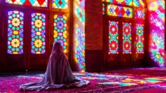 Obinrin kan to da ibọrun bori to wa lori ikunlẹ ninu gbangan kan to rẹwa pẹlu oriṣiiriṣii awọ