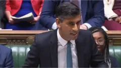 スーナク英首相、初の毎週恒例「首相質問」時間　野党と応酬