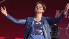 जनान कफ़्तानजोलू अपने ऊपर लगे आरोपों को राजनीति से प्रेरित बताती हैं