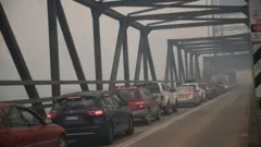 Evacuations cause gridlock in Batemans Bay, New South Wales