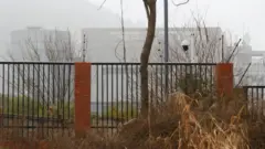 Prédio de laboratório chinês sob névoa