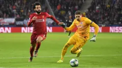 صلاح يسجل هدفا صعبا في دوري أبطال أوروبا
