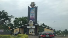 Di front of Obafemi Awolowo University