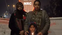 নতুন নাগরিকত্ব আইনের বিরুদ্ধে দীর্ঘদিন ব্যাপী অবস্থান ধর্মঘটে হাজার হাজার নারীরা নেতৃত্ব দিচ্ছেন। ৬৫ বছর বয়সী ফারহানা এখানে বিক্ষোভ করছেন, সাথে তার মেয়ে এবং নাতনী।