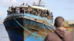 Những người di cư đứng trên một chiếc thuyền đánh cá ở cảng Paleochora, sau chiến dịch giải cứu ngoài khơi đảo Crete, Hy Lạp, ngày 22/11/2022.