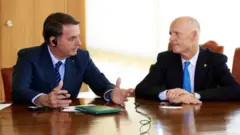 Presidente brasileiro Jair Bolsonaro e senador americano Rick Scott em encontro no Brasil em outubro de 2019