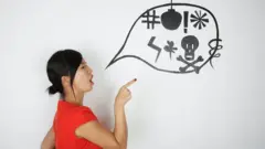 손가락질을 하며 욕을 하는 듯한 여성