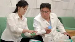 Kim Jong-un con una mujer manipulando medicamentos.