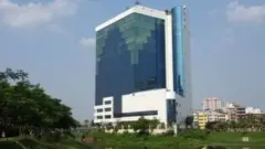 ঢাকার হাতিরঝিল প্রকল্প এলাকায় একটি জলাশয়ের মধ্যে যথাযথ অনুমতি ছাড়াই এই ভবনটি নির্মাণ করেছিল বিজিএমইএ