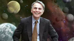 Ilustração mostra Carl Sagan sorrindo, e imagens de planetas atrás