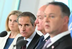 د IAEA عمومي رییس رافیل ګروسي (دویم کیڼ اړخ ته) په ویانا کې د اتریش له چانسلرې سره ولیدل چې په ایران کې د وروستیو پېښو له کبله د اندېښنو په اړه بحث وکړي.