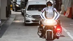 Le corbillard avec le corps de M. Mugabe a été escorté par la police à l'aéroport de Singapour.