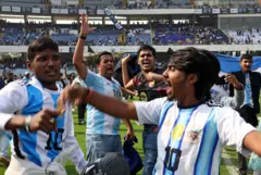 Los presentes invadieron el campo de juego tras la salida de Messi.
