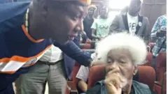 Omoyele Sowore n ba Wole Soyinka sọrọ