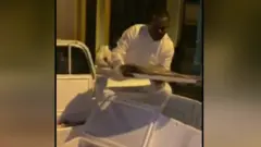 لاعب منتخب السعودية السابق يتحول إلى بائع سمك.. فما السبب؟