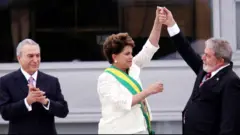 Temer, Dilma e Lula durante posseb1 bet site oficialDilma registrada no documentário 'Democraciab1 bet site oficialVertigem', da brasileira Petra Costa