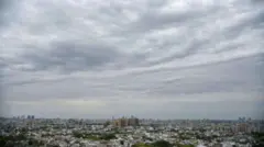 కాలుష్యం లేకుండా కనిపిస్తున్న ఆకాశం