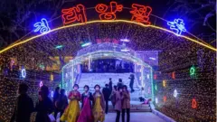 태양절 하루 전인 14일 평양 김일성 광장에서 김일성 주석 110주년을 즐기는 북한 시민들
