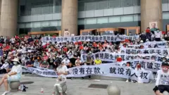 河南村鎮銀行維權儲戶在中國人民銀行鄭州支行外集會（10/7/2022）