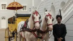 ফলুকনামা প্যালেসের বাইরে অপেক্ষারত গাড়ি ও কোচোয়ান