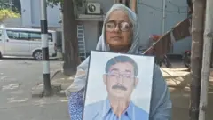 নিখোঁজ সাজেদুল ইসলাম সুমনের ছবি হাতে বোন মারুফা ইসলাম