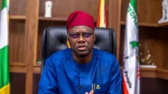 Gomina Seyi Makinde, o de fila pupa, wọ aṣọ alawọ aro, o si lo igo so oju rẹ, o n wo ọ̀ọ́kan.