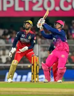 पावरप्ले में आक्रामक बल्लेबाज़ी, नए-नए शॉट्स और बड़े शॉट खेलने की क्षमता ने वैभव सूर्यवंशी को बाक़ी युवा खिलाड़ियों से अलग बनाया है.