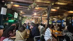 Picha ya watu ndani ya klabu, Nairobi