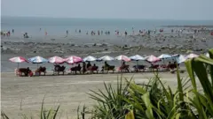 সেন্ট মার্টিন দ্বীপে পণ্য ও যাত্রীবাহী নৌযান চলাচল বন্ধ আছে