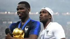 ماتياس بوغبا يحتفل مع شقيقه بول بالفوز بكأس العالم 2918