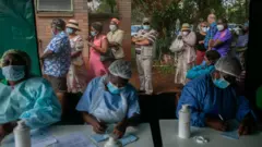 Les gens font la queue pour être vaccinés au Zimbabwe