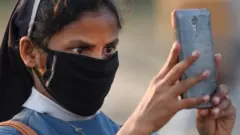 మొబైల్ ఫోన్‌తో యువతి