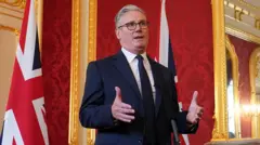 Aworan bii Keir Starmer se n ba awọn araalu sọrọ