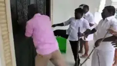 அதிமுக கதவு உடைப்பு