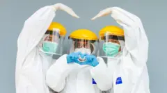 Tenaga kesehatan berpose usai memeriksa kesehatan pasien yang telah dinyatakan sembuh dari COVID-19 di Posko Isolasi Mandiri, Desa Puseurjaya, Telukjambe Timur, Karawang, Jawa Barat, Selasa (7/9/2021)