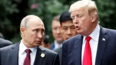 Raisi wa Urusi Vladimir Putin na Donald Trump, mwaka 2017