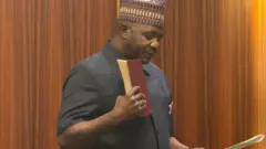 Ọchịagha Musa ji akwụkwọ nsọ baịbụlụ oge e duru ya n'iyi ọrụ n'obi ọchịchị Aso Rock dị n'Abuja, isiobodo Naịjirịa