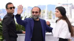 سارینا فرهادی و امیر جدیدی بازیگران فیلم قهرمان در کنار اصغر فرهادی کارگران فیلم