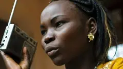 Mwanamke akisiliza redio