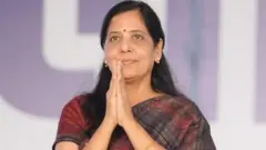 டெல்லி பேரணி: அரவிந்த் கேஜ்ரிவாலின் மனைவி பிரதமர் நரேந்திர மோதி குறித்துப் பேசியது என்ன?