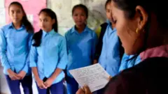 Kendisi de 16 yaşında evlendirilen Asha Charti Karki (Sağda), Nepal'in Surkhet bölgesinde kız çocuklarına destek sağlıyor