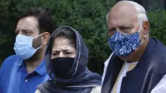 गुपकर गठबंधन में शामिल फ़ारूक़ अब्दुल्ला और महबूबा मुफ़्ती