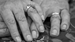 Manos de adultos mayores.